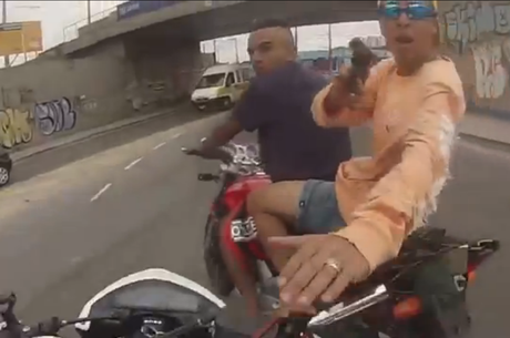 Assaltante aborda motociclista no trânsito (Foto: Reprodução)