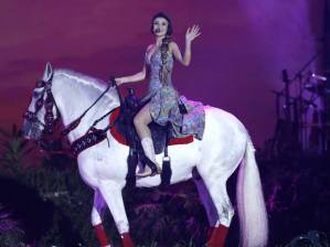 Paula Fernandes montada em cavalo durante a gravação do DVD (Foto: Reprodução/Facebook)